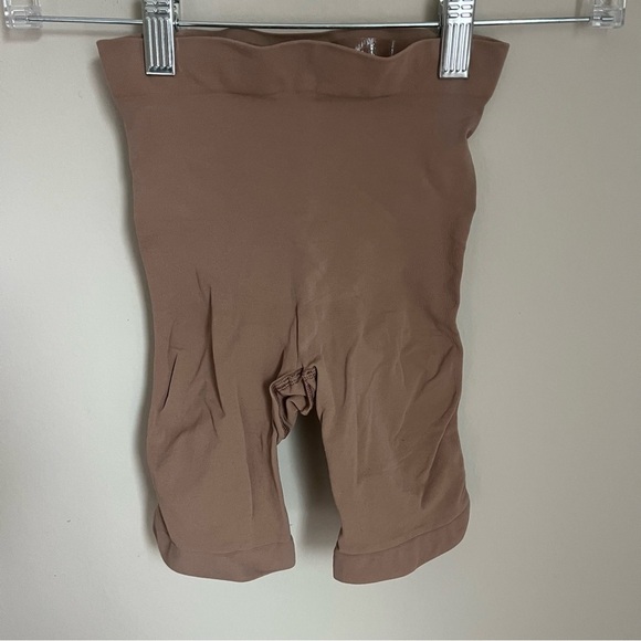 Skims Mid Thigh Short (in Sienna) - Picture 4 of 5